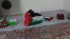 I sassi con i colori della Palestina disseminati per Villa di Gargnano - © www.giornaledibrescia.it