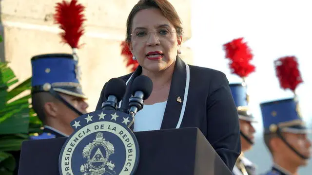 epa11578326 Honduran President Xiomara Castro speaks during the commemoration of the 203rd anniversary of her country's independence from the Spanish Crown in Tegucigalpa, Honduras, 01 September 2024. In her message, the Honduran leader reaffirmed her 'unwavering decision to defend' the territory, seas, rivers, and forests, as well as the culture, history, natural resources, sovereignty, and dignity of the Honduran people. EPA/STR