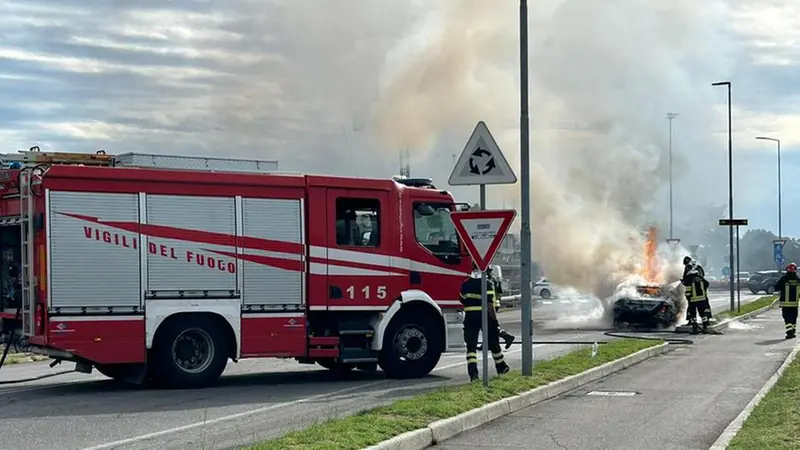 I vigili del fuoco spengono l'incendio © www.giornaledibrescia.it