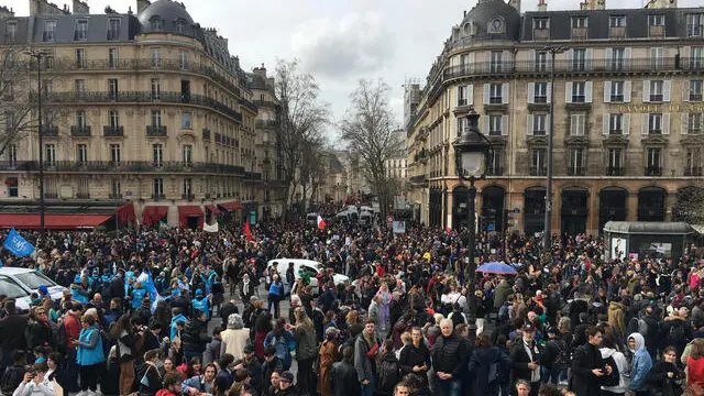 MANIFESTAZIONE A PARIGI