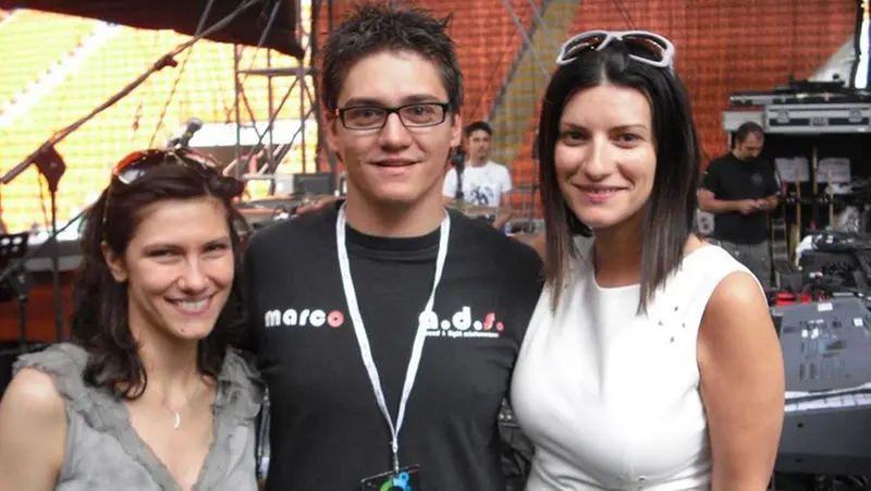 Marco Gervasio tra Elisa e Laura Pausini al concerto Amiche per l'Abruzzo © www.giornaledibrescia.it