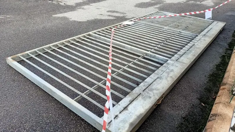 Il cancello che ha schiacciato la donna - © www.giornaledibrescia.it