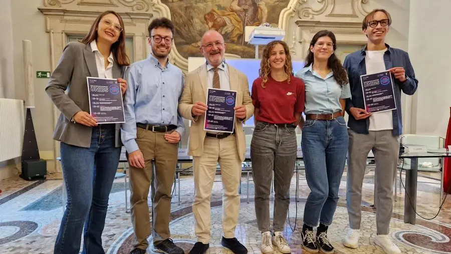 Il rettore Castelli con alcuni degli studenti che hanno organizzato l'evento - © www.giornaledibrescia.it