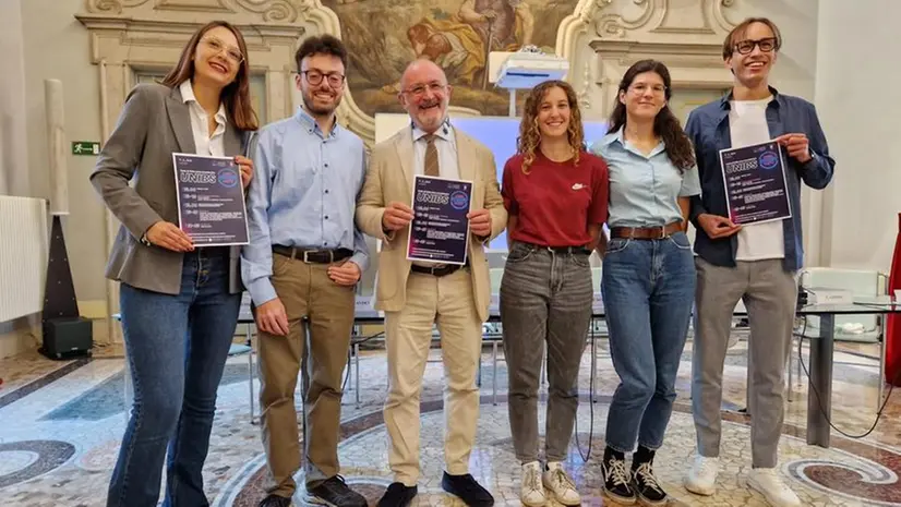 Il rettore Castelli con alcuni degli studenti che hanno organizzato l'evento - © www.giornaledibrescia.it