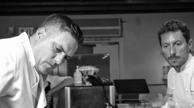 Pasini, a destra, in cucina con i collaboratori © www.giornaledibrescia.it