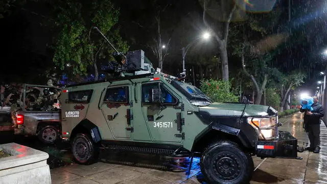 epa10990364 Soldiers guard the headquarters of the Specialized Prosecutor's Office for Organized Crime (Femdo) following the transfer of Nestor Isidro Garcia 'El Nini', alleged head of security of Los Chapitos criminal group, in Mexico City, Mexico, 22 November 2023. The Secretariat of Security and Citizen Protection (SSPC) of Mexico reported that the head of security of the Los Chapitos group, made up of the four sons of drug trafficker Joaquin 'El Chapo' Guzman, was arrested by agents of the Secretariat of National Defense (Sedena) in Sinaloa state capital Culiacan. EPA/Isaac Esquivel