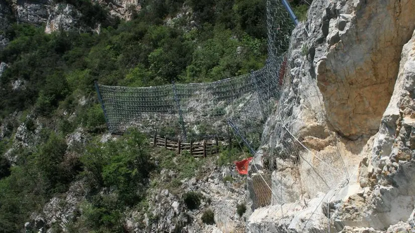 Le reti paramassi sulla 45bis tra Limone e Riva del Garda © www.giornaledibrescia.it