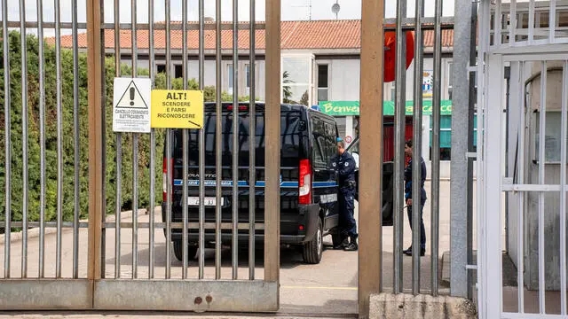 Verona 19/05/2024 carcere di Montorio, arrivo di Chico Forti su mezzo della polizia penitenziaria. Davanti al carcere gli striscione di benvento al Papa Francesco che ha visitato la struttura il 18 maggio cronaca nera (CLJ) Crimine giustizia Photo Giorgio Marchiori