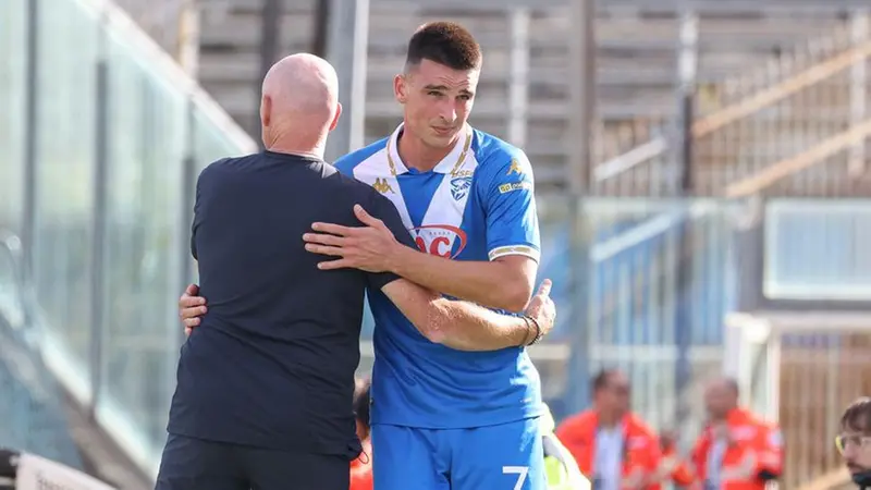 L'abbraccio tra Maran e Juric - Foto New Reporter Nicoli © www.giornaledibrescia.it