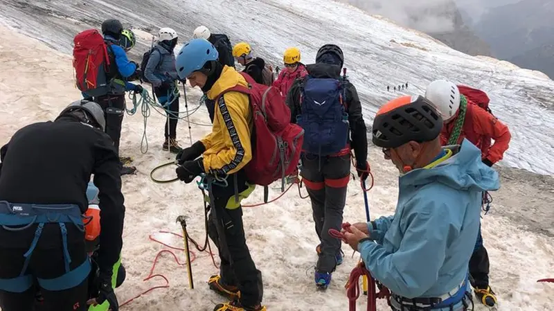 In cordata sul ghiacciaio - © www.giornaledibrescia.it