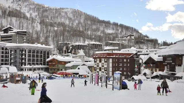 Le piste da sci sulle pendici della Gran Becca riaperte Breuil-Cervinia, 6 gennaio 2018. ANSA/Thierry Pronesti