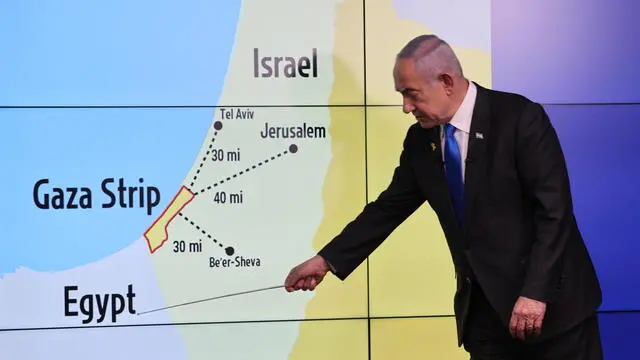 epa11584946 Israeli Prime Minister Benjamin Netanyahu stands before a map of the Gaza Strip during a press conference for the international media at the Government Press office in Jerusalem, 04 September 2024. The Israeli Prime Minister said that in order prevent Hamas from rearming , Israel 'must have control' over Philadelphi Corridor, a narrow strip of land along the border between the Gaza Strip and Egypt. EPA/ABIR SULTAN EPA POOL