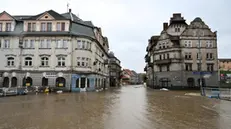 epa11605294 Flooded streets after heavy rainfall in Klodzko, southwestern Poland, 15 September 2024. The next 24-36 hours will be crucial for the southern regions of Poland experiencing record downpours. On 14 September, the Institute of Meteorology and Water Management (IMGW) reported that the water level exceeded the alarm condition at 41 hydrological stations and the warning condition at 30 stations. EPA/Maciej Kulczynski POLAND OUT