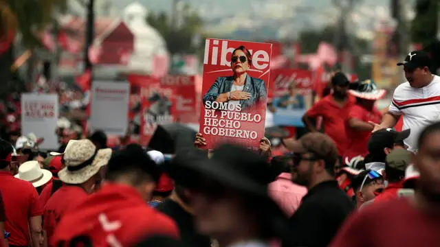 epa11604799 Supporters of President of Honduras Castro attend a mobilization in front of the Presidential House in Tegucigalpa, Honduras, 14 September 2024. The ruling Freedom and Refoundation Party (Libre) called for a mobilization to condemn the attempted coup d'Ã©tat denounced by Xiomara Castro, after the dissemination of a narcovideo that involves her government. EPA/Gustavo Amador