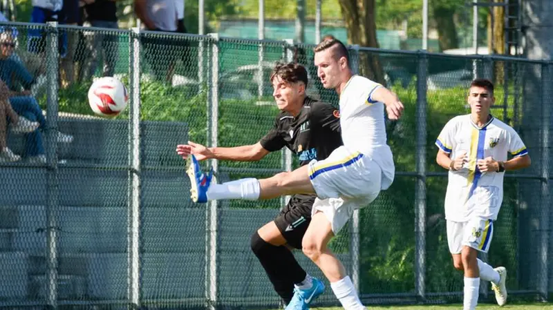 CALCIO ECCELLENZA GIRONE C CAZZAGO BORNATO CALCIO VS  ATELITICO CASTEGNATO  NELLA FOTO CONTRASTO ZAMBELLI ALESSANDRO VS TEREZIU GABRIELE  15-09-2024 zanardini@newreporter