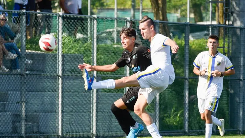 CALCIO ECCELLENZA GIRONE C CAZZAGO BORNATO CALCIO VS  ATELITICO CASTEGNATO  NELLA FOTO CONTRASTO ZAMBELLI ALESSANDRO VS TEREZIU GABRIELE  15-09-2024 zanardini@newreporter