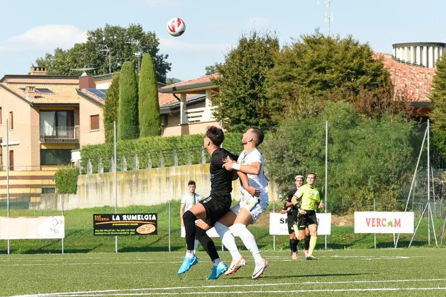 CALCIO ECCELLENZA GIRONE C CAZZAGO BORNATO CALCIO VS  ATELITICO CASTEGNATO  NELLA FOTO CONTRASTO TEREZIU GABRIELE VS AVESANI MARCO  15-09-2024 zanardini@newreporter