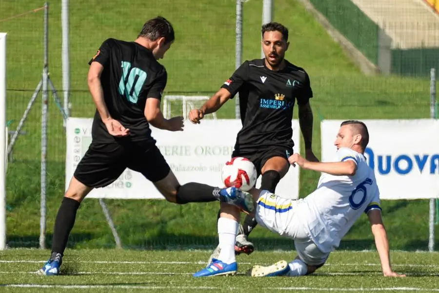 CALCIO ECCELLENZA GIRONE C CAZZAGO BORNATO CALCIO VS  ATELITICO CASTEGNATO  NELLA FOTO CONTRASTO TETTAMANTI STEFANO VS ZAMBELLI ALESSANDRO  15-09-2024 zanardini@newreporter