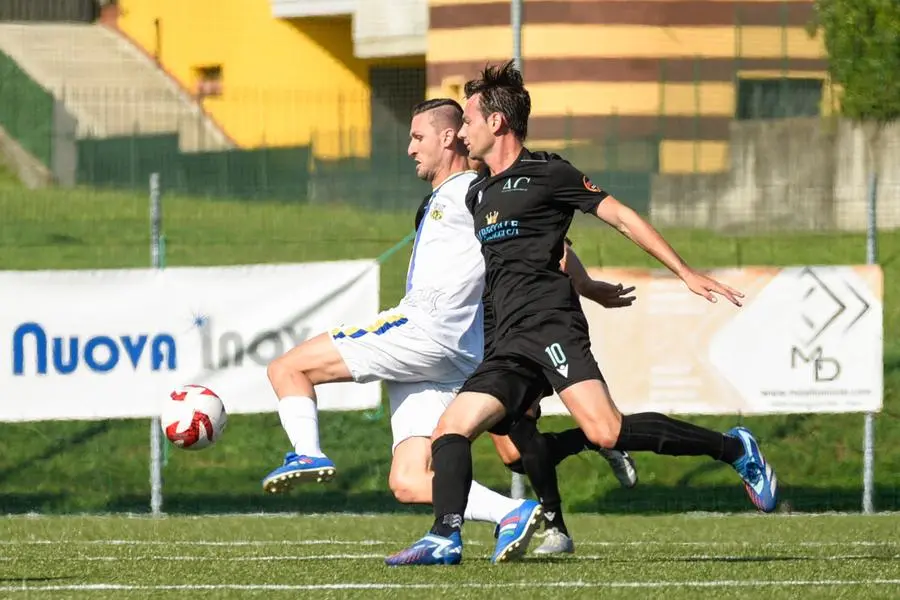 CALCIO ECCELLENZA GIRONE C CAZZAGO BORNATO CALCIO VS  ATELITICO CASTEGNATO  NELLA FOTO CONTRASTO TETTAMANTI STEFANO VS ZAMBELLI ALESSANDRO  15-09-2024 zanardini@newreporter