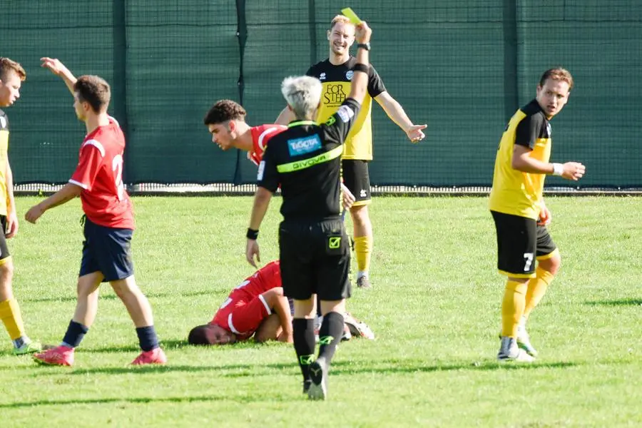 CALCIO SECOONDA CATEGORIA PASSIRANO CAMIGNONE VS  NUOVA CAMUNIA   NELLA FOTO AMMONIZIONE   15-09-2024 zanardini@newreporter