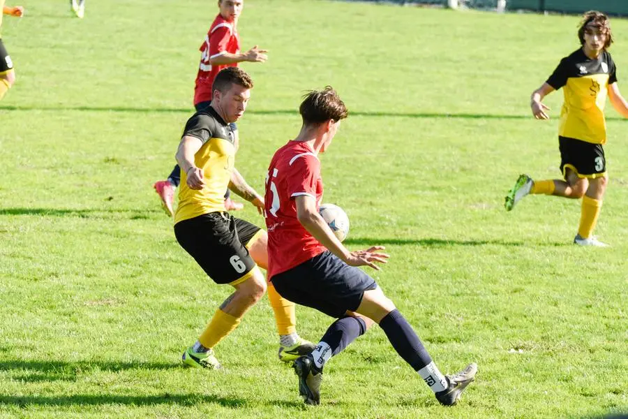 CALCIO SECOONDA CATEGORIA PASSIRANO CAMIGNONE VS  NUOVA CAMUNIA   NELLA FOTO CONTRASTO BOSIO SIMONE VS PIETROBONI LUCA   15-09-2024 zanardini@newreporter