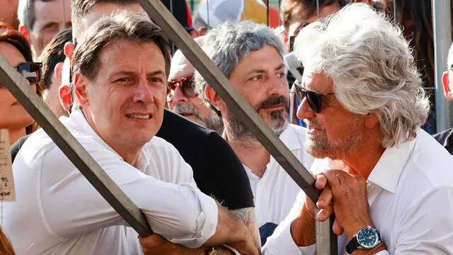 Il presidente del M5S, Giuseppe Conte (S) affiancato da Beppe Grillo durante la manifestazione organizzata dal Movimento 5 Stelle contro il lavoro precario Basta Vite Precarie, Roma 17 giugno 2023. ANSA/FABIO FRUSTACI