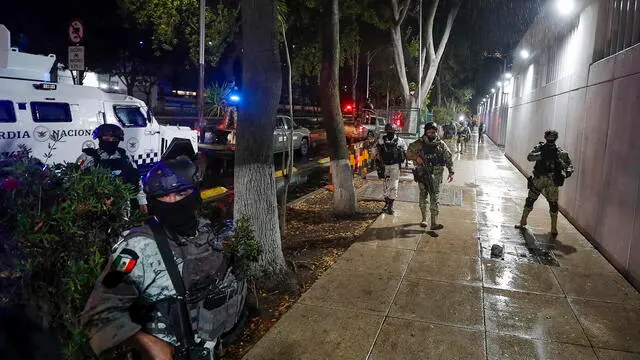 epa10990362 Soldiers guard the headquarters of the Specialized Prosecutor's Office for Organized Crime (Femdo) following the transfer of Nestor Isidro Garcia 'El Nini', alleged head of security of Los Chapitos criminal group, in Mexico City, Mexico, 22 November 2023. The Secretariat of Security and Citizen Protection (SSPC) of Mexico reported that the head of security of the Los Chapitos group, made up of the four sons of drug trafficker Joaquin 'El Chapo' Guzman, was arrested by agents of the Secretariat of National Defense (Sedena) in Sinaloa state capital Culiacan. EPA/Isaac Esquivel