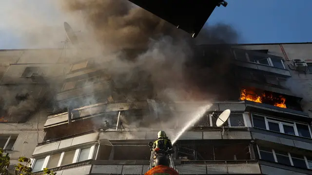 epaselect epa11606316 Ukrainian rescuers work at the site of a damaged residential building after shelling in Kharkiv, northeastern Ukraine, 15 September 2024, amid the Russian invasion. At least 41 people, including four children, have been injured after a Russian air strike hit a multi-storey residential building in Kharkiv, Ukraine's State Emergency Service (SESU) said, adding that a rescue operation was ongoing at the site of the attack. Russian troops entered Ukrainian territory on 24 February 2022, starting a conflict that has provoked destruction and a humanitarian crisis. EPA/SERGEY KOZLOV