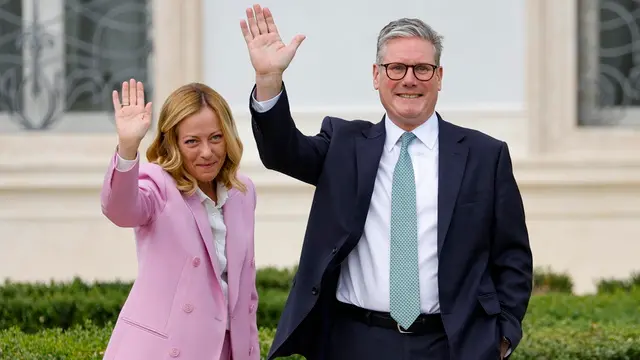 epa11607848 Italian Prime Minister Giorgia Meloni (L) and British Prime Minister Keir Starmer (R) wave during their meeting at Villa Doria Pamphilj in Rome, Italy, 16 September 2024. The two leaders' talks are expected to focus on tackling irregular migration. EPA/FABIO FRUSTACI