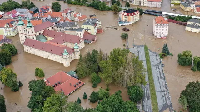 epaselect epa11606212 An aerial picture taken with a drone shows flooded Klodzko, southwestern Poland, 15 September 2024. The southern regions of Poland are experiencing record rainfall and severe flooding caused by heavy rains from the Genoese depression "Boris", which reached Poland on Thursday, September 12. People in flooded areas of the region are being forced to evacuate, and water is flooding villages and towns. River levels are at or above alarming levels. Poland's prime minister confirmed on September 15 that one person had died as a result of the flooding. EPA/MACIEJ KULCZYNSKI POLAND OUT