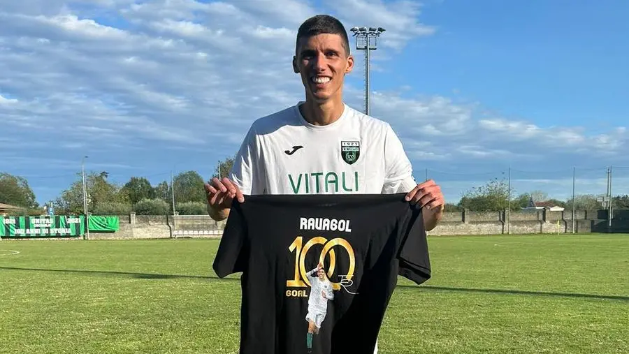 Francesco Ravazzolo con la maglia celebrativa per i 100 gol in carriera - © www.giornaledibrescia.it
