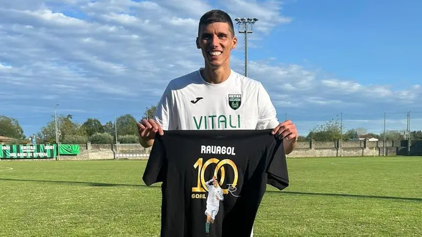 Francesco Ravazzolo con la maglia celebrativa per i 100 gol in carriera - © www.giornaledibrescia.it