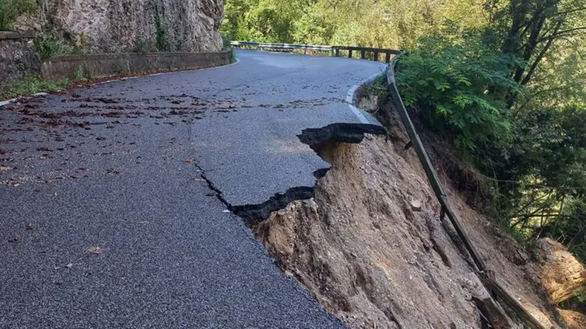 Un tratto della Sp 9 franato