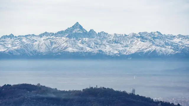 Il Monviso da Superga nella mattinata dell'11 gennaio 2023 ANSA/JESSICA PASQUALON