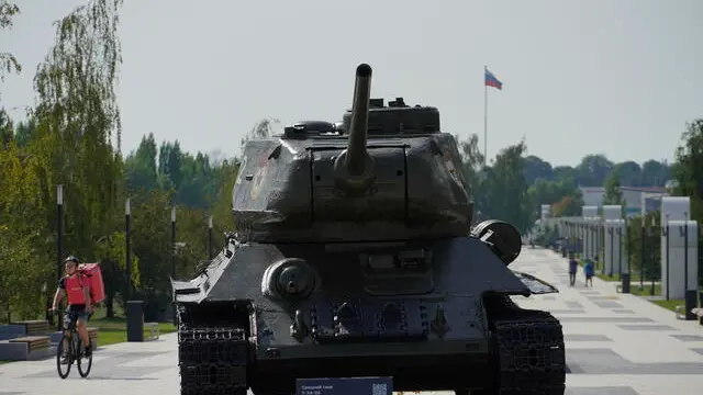 epa11560064 A delivery man rides a bicycle past a WWII t-34 tank in downtown Kursk, Russia, 22 August 2024. Reinforced concrete shelters are being installed in Kursk, Kurchatov and Zheleznogorsk, according to Acting Governor of the Kursk Region, Alexey Smirnov. Fighting between Russian and Ukrainian forces has been ongoing in the Kursk region since 06 August following a Ukrainian military incursion into the Russian border region. Smirnov said on 12 August that the Ukrainian Armed Forces had established control over 28 settlements, which required 180,000 residents to be evacuated. According to him, 121,000 people had left the region by that time. Russian authorities have introduced a 'counter-terrorist operation' and federal emergency regimes in the region. EPA/STRINGER