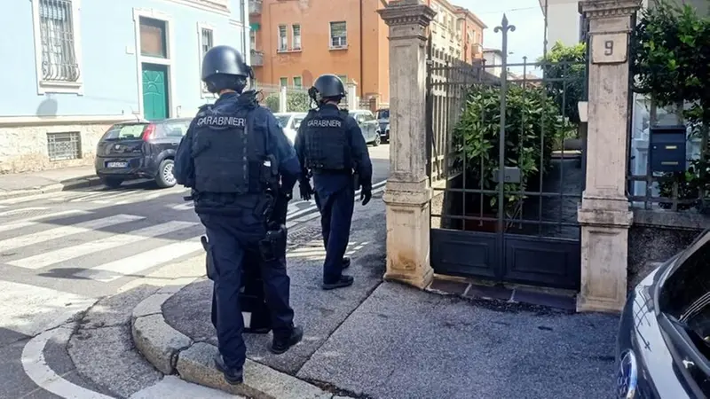 Carabinieri in tenuta antisommossa in zona Viale Venezia -  © www.giornaledibrescia.it