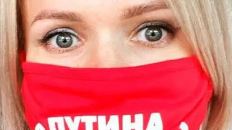 in una foto dal profilo Istagram la giornalista del portale RusNews Maria Ponomarenko, indossa una mascherina con la scritta "Putin rinuncia! ", 15 febbraio 2023. La Ponomarenko è stata condannata a sei anni di colonia penale in base alla nuova legge sulla 'disinformazione', per aver denunciato ll'attacco dell'esercito russo a Mariupol, Alla fine della condanna non potrà esercitare la professione giornalistica per cinque anni. +++ ATTENZIONE LA FOTO NON PUO? ESSERE PUBBLICATA O RIPRODOTTA SENZA L?AUTORIZZAZIONE DELLA FONTE D++I ORIGINE CUI SI RINVIA +++ ++ HO - NO SALES, EDITORIAL USE ONLY ++