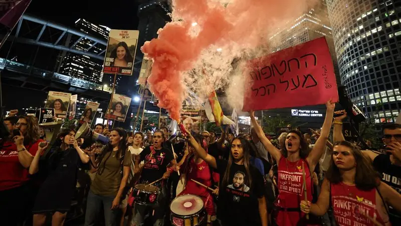 Le proteste israeliane contro la guerra a Tel Aviv - Foto Ansa/Epa/Atef Safadi © www.giornaledibrescia.it