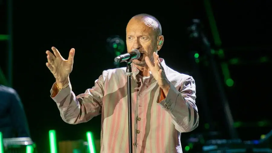 Un romantico Biagio Antonacci porta la sua poesia pop al Vittoriale |  Giornale di Brescia