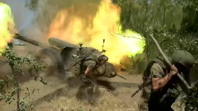 epa11562005 A still image taken from an undated handout video made available by the Russian Defence Ministry Press-Service on 23 August 2024 shows Russian servicemen firing a 122-mm howitzer D-30 towards Ukrainian positions at an undisclosed location. The Russian Defense Ministry reported that Ukrainian troops losses in the Kursk direction in one day amounted to 400 servicemen, and over the entire period of its military operations to more than five thousand servicemen. Fighting between Russian and Ukrainian forces has been ongoing in the Kursk region since 06 August following a Ukrainian military incursion into Russia's border region. EPA/RUSSIAN DEFENCE MINISTRY PRESS SERVICE HANDOUT -- MANDATORY CREDIT -- BEST QUALITY AVAILABLE -- HANDOUT EDITORIAL USE ONLY/NO SALES