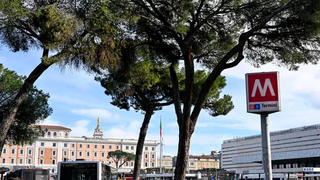 Persone in fila per prendere autobus e navette sostitutive alla stazione Termini per la chiusura temporanea della metro A, Roma, 24 gennaio 2023. ANSA/RICCARDO ANTIMIANI