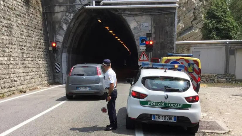 La galleria di Gargnano troppo alta e stretta per pullman e camion