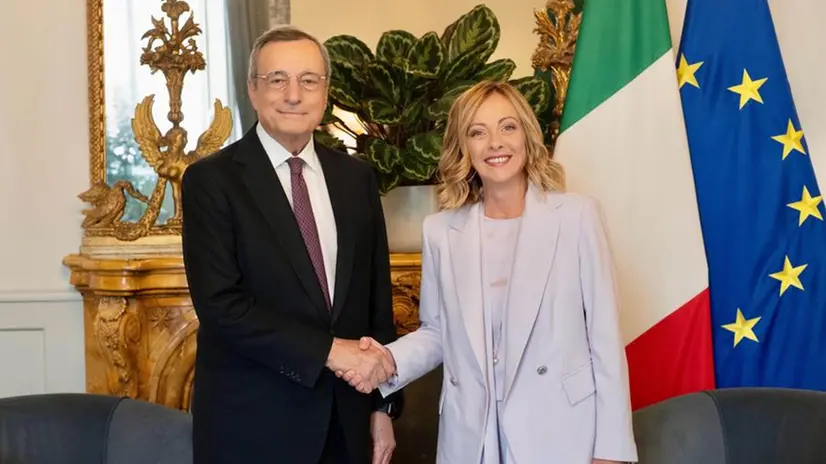 La presidente del Consiglio Giorgia Meloni e l'ex premier Mario Draghi - Foto Ansa/Palazzo Chigi/Filippo Attili