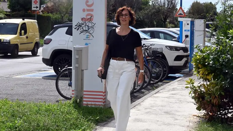 Elisa Rossi dopo aver preso l'autobus - Foto Gabriele Strada Neg © www.giornaledibrescia.it