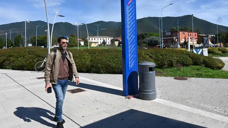 Salvatore Montillo alla fermata della metro - Foto Gabriele Strada Neg © www.giornaledibrescia.it