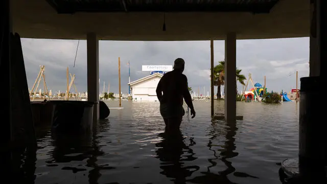 Mareggiata sulla Riviera Romagnola causata dall’ondata di maltempo che ha colpito il centro Italia, Rimini, 18 settembre 2024. ANSA/Pasquale Bove/Dorin Mihai