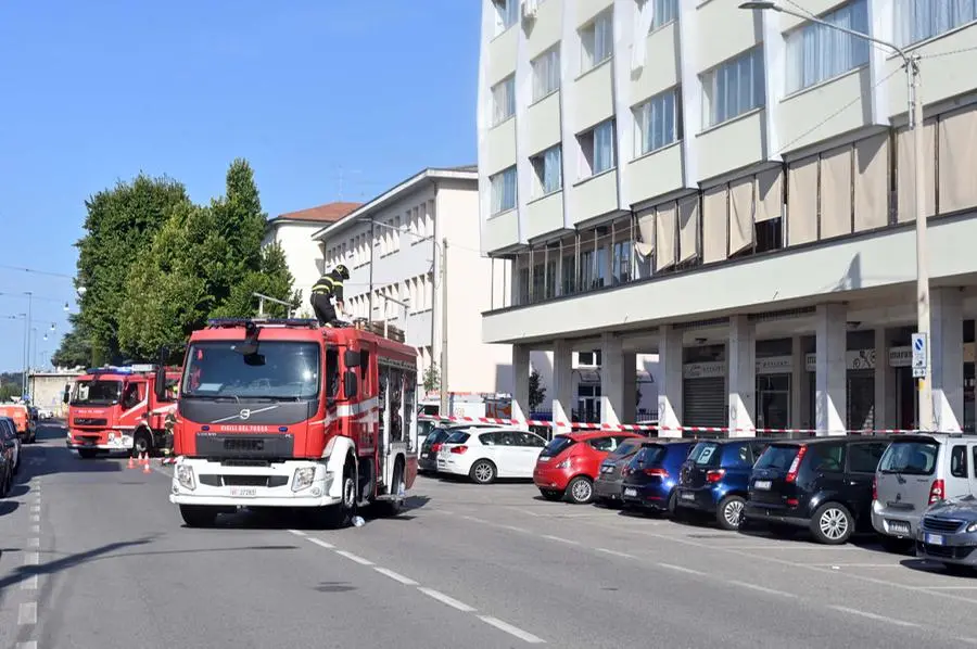 L'intervento dei Vigili del fuoco in via Montello a Brescia