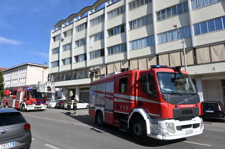 L'intervento dei Vigili del fuoco in via Montello a Brescia