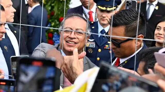 epa11407838 Colombian President Gustavo Petro Urrego (C) greets onlookers behind a fence as he arrives at the Colombian navy's flagship 'ARC Gloria', which is docked at the Skeppsbron during the Colombian president's visit to Sweden, to meet with Sweden's Prime Minister Ulf Kristersson (unseen) in Stockholm, 13 June 2024. The Colombian President is on an official visit in Sweden from 11 to 14 June on the occasion of marking the 150th anniversary of bilateral relations between the two countries. The visit is focussed on 'bilateral relations, multilateral issues, the peace process in Colombia, sustainable development, research and innovations and economic cooperation', the Swedish Parliament says on its website. EPA/Anders Wiklund SWEDEN OUT