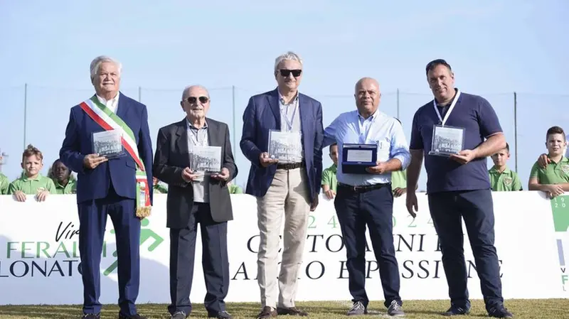 Da sinistra Tardani (sindaco di Lonato), Mazzioli (ex dirigente), Pasini (Feralpi Group), Hueber (presidente del club) e don Alessandro Turrina (parroco) © www.giornaledibrescia.it